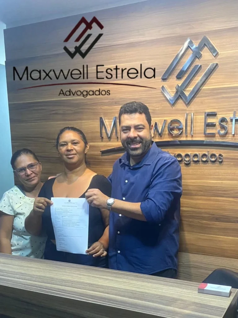 Instagram post from maxwell_estrela_advogados. This post is in position 8.