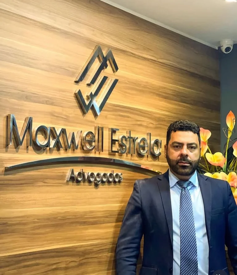 Instagram post from maxwell_estrela_advogados. This post is in position 0.